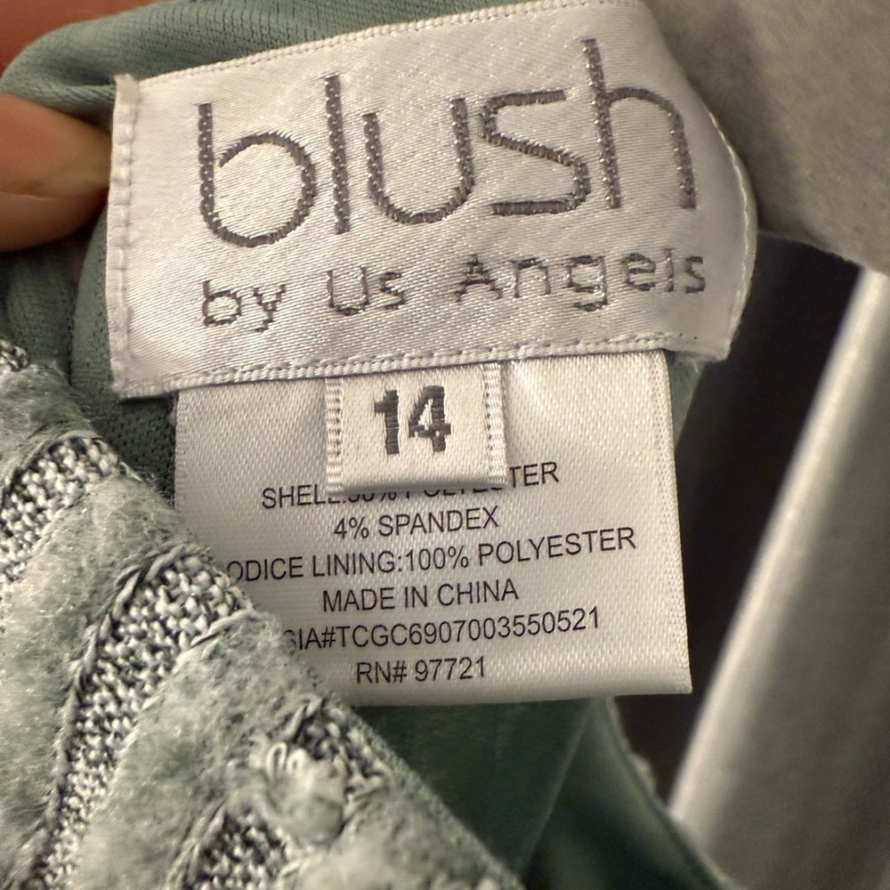 GIRLS SOFT VELVET RUFFLE DRESS - Picture 3 of 3